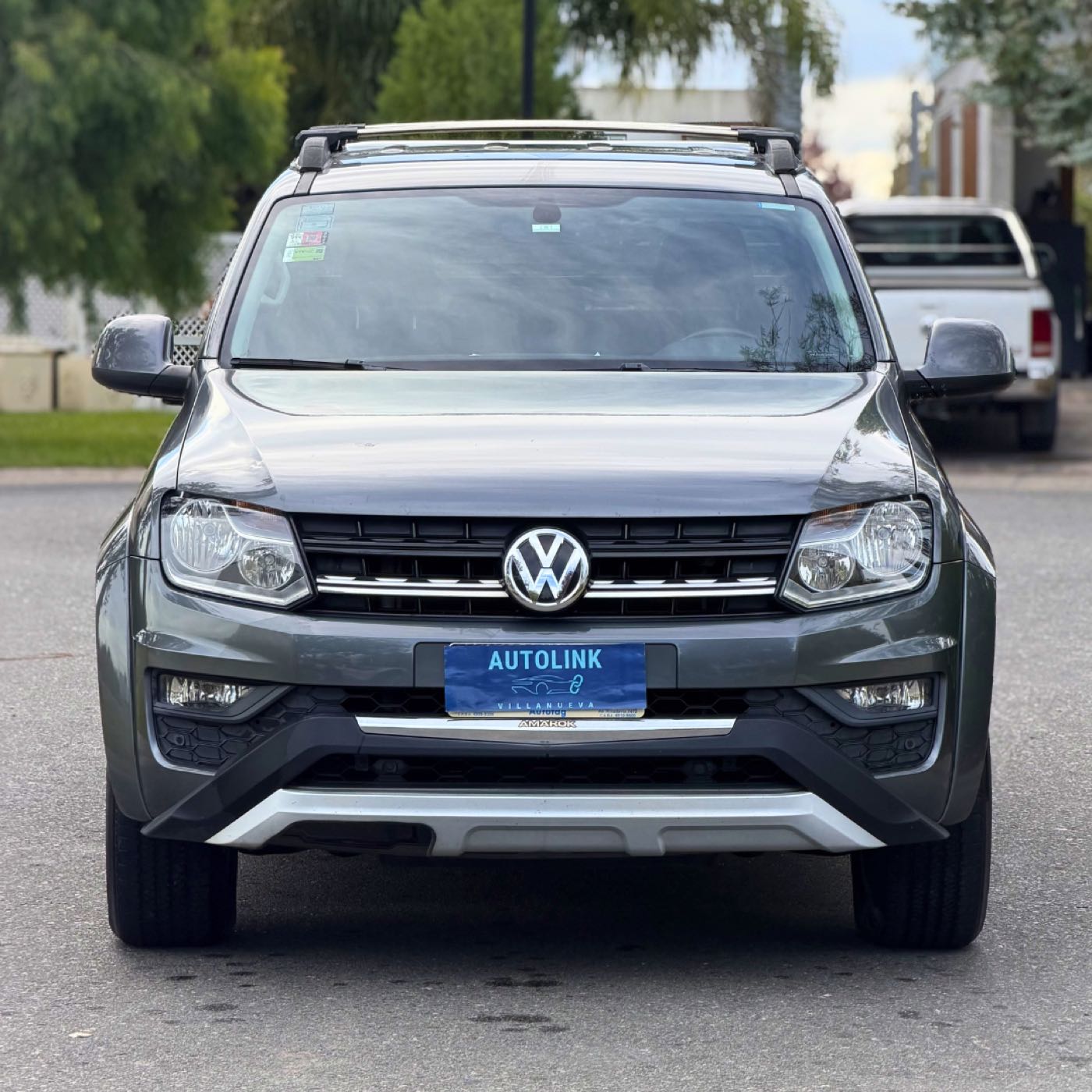 Volkswagen Amarok Gris Indium, vista frontal
