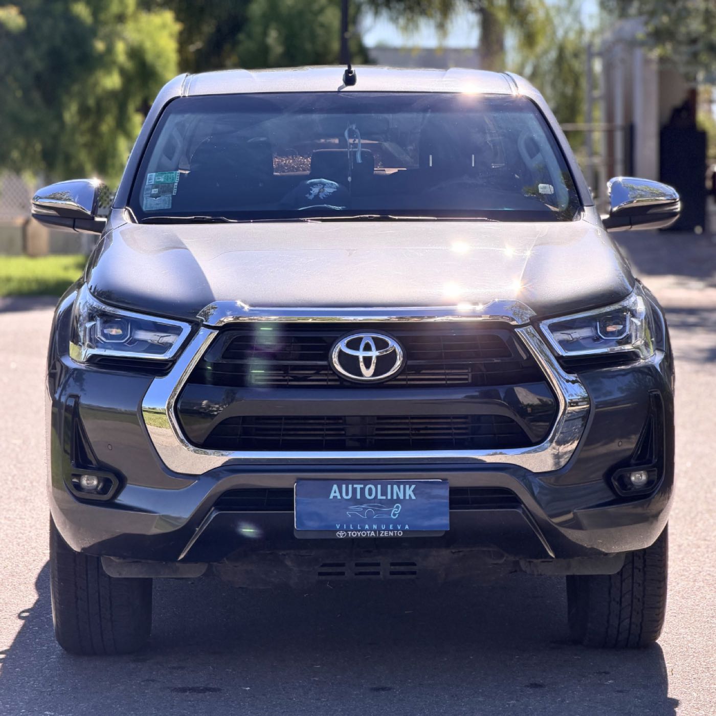 Toyota Hilux SRV gris, vista frontal